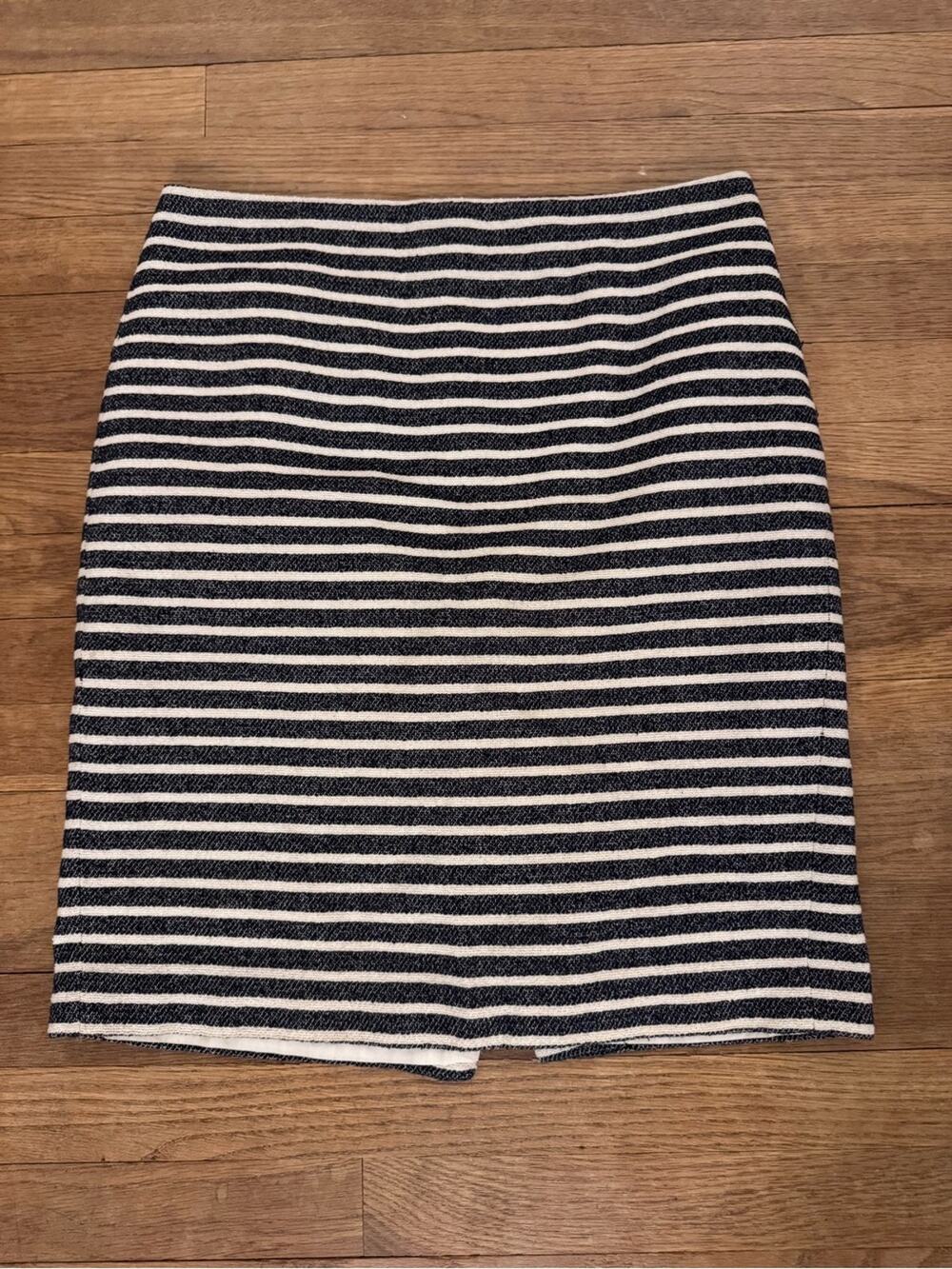 Ann Taylor Women's Black White Stripe Pencil Knee Length Skirt - Size 10
b94